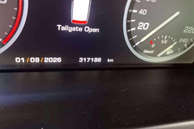 Used Land Rover Range 2012 4.4 TDV8 Odometer Close Up