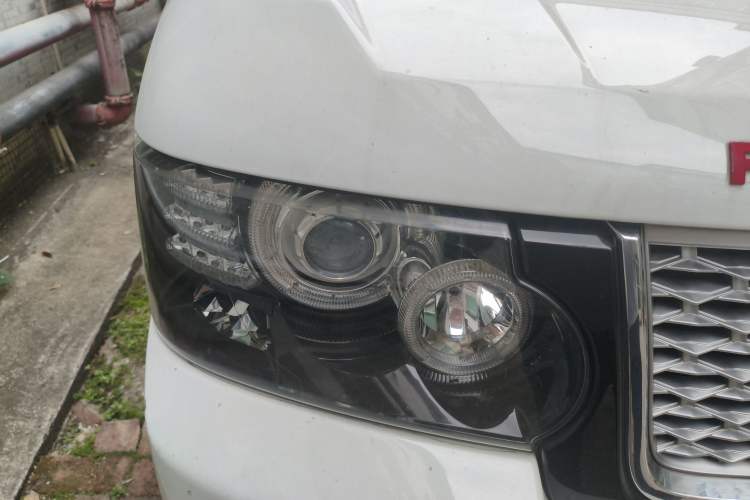 Used Land Rover Range 2012 4.4 TDV8 Right Front Headlight