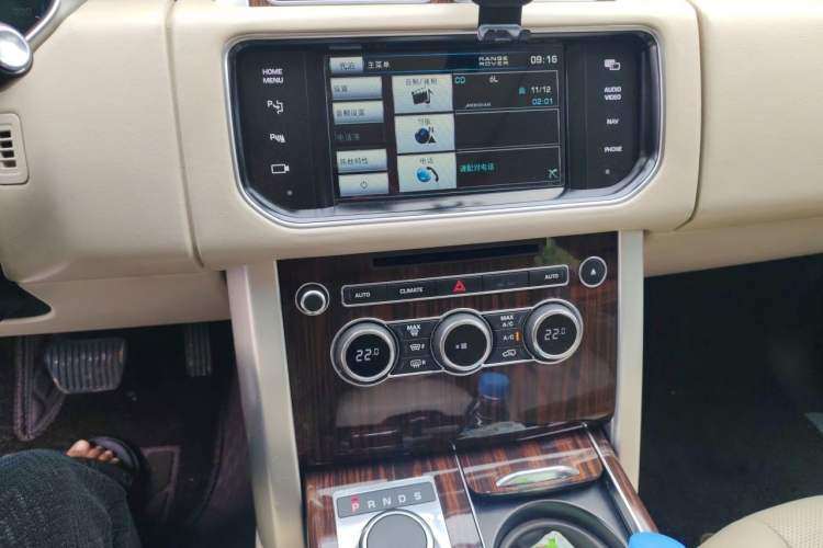 Used Land Rover Range 2013 NA 5.0 V8 Vogue SE Audio And AC Panel
