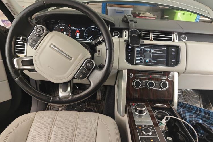 Used Land Rover Range 2013 3.0 TDV6 Vogue Center Console