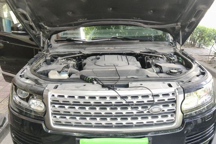Used Land Rover Range 2013 3.0 TDV6 Vogue Engine Bay