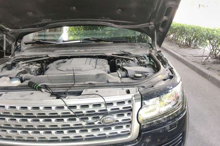 Used Land Rover Range 2013 3.0 TDV6 Vogue Engine Bay Left