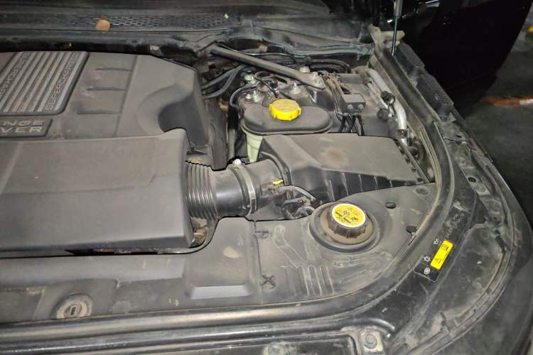 Used Land Rover Range 2013 5.0 SC V8 Vogue SE Engine Bay Left