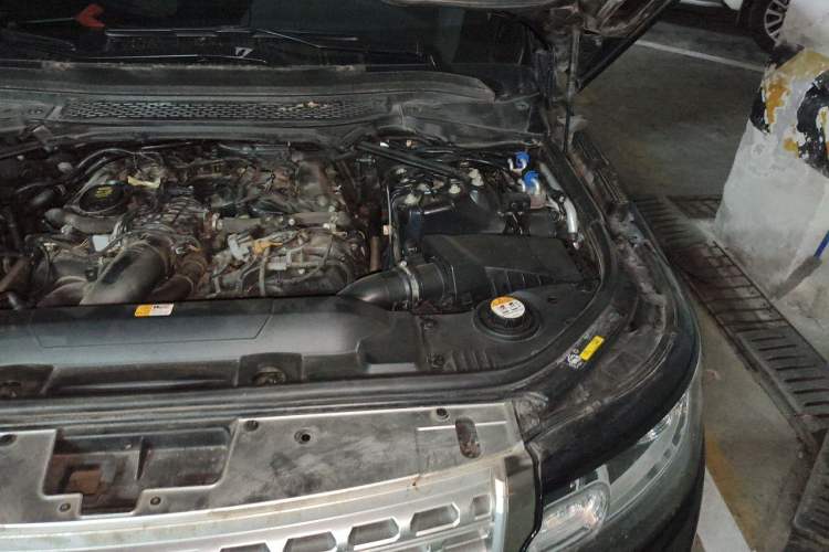 Used Land Rover Range 2013 3.0 TDV6 Vogue Engine Bay Left