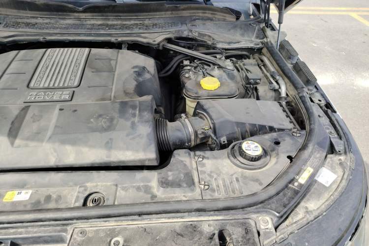 Used Land Rover Range 2013 5.0 SC V8 Vogue SE Engine Bay Left