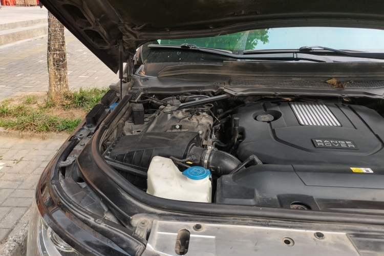 Used Land Rover Range 2013 3.0 TDV6 Vogue Engine Bay Right