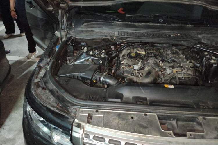 Used Land Rover Range 2013 3.0 TDV6 Vogue Engine Bay Right