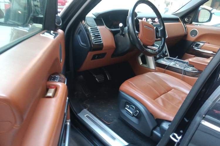 Used Land Rover Range 2013 5.0 SC V8 Vogue SE Interior 3