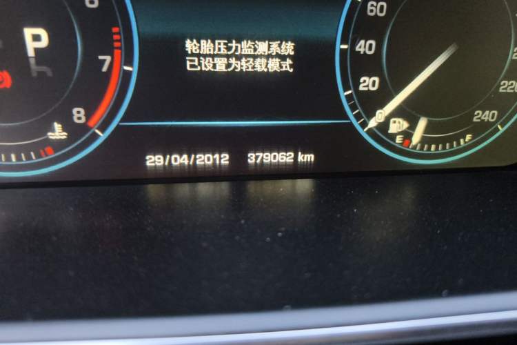 Used Land Rover Range 2013 NA 5.0 V8 Vogue SE Odometer Close Up