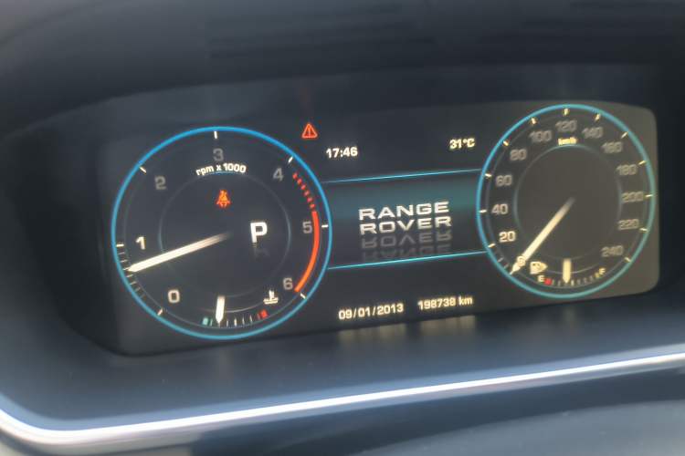 Used Land Rover Range 2013 3.0 TDV6 Vogue Odometer Close Up