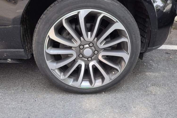 Used Land Rover Range 2013 3.0 TDV6 Vogue Right Front Wheel Hub
