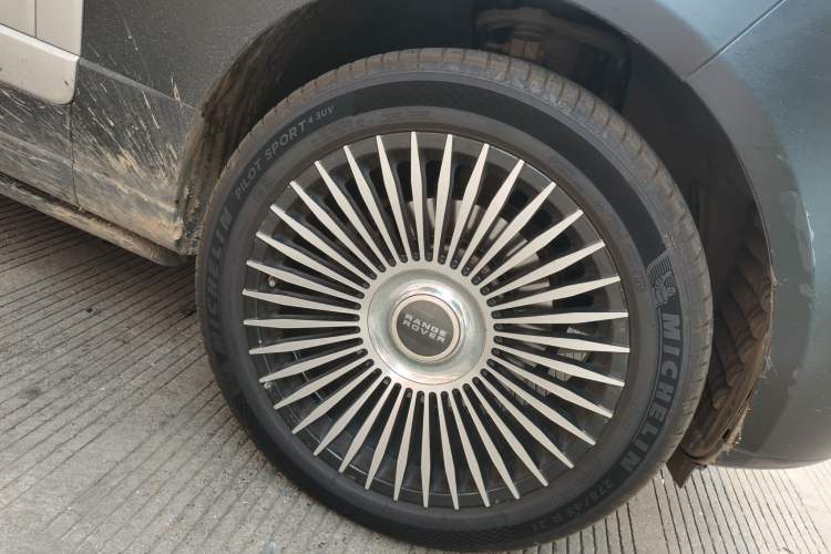 Used Land Rover Range 2013 3.0 TDV6 Vogue Right Front Wheel Hub
