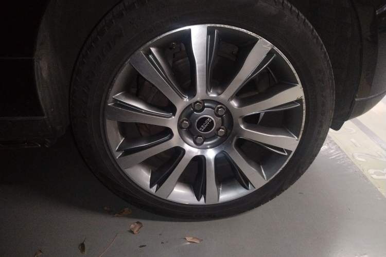 Used Land Rover Range 2013 NA 5.0 V8 Vogue SE Right Front Wheel Hub