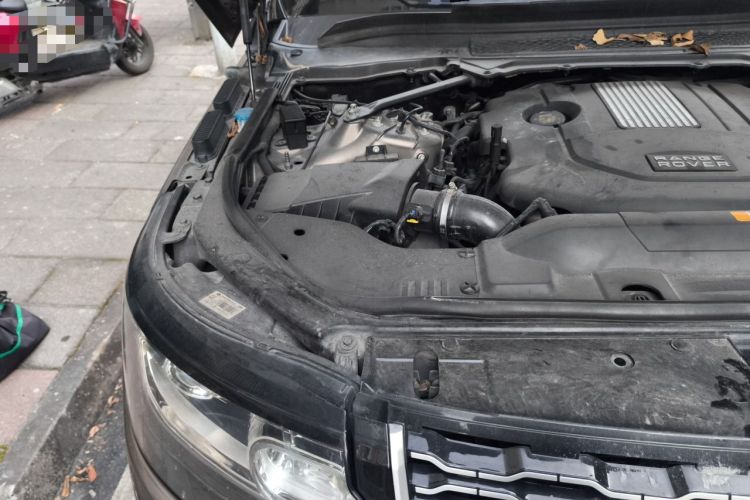 Used Land Rover Range 2013 3.0 TDV6 Vogue Engine Bay Right