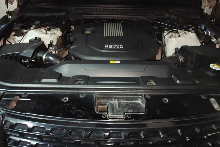Used Land Rover Range 2013 3.0 TDV6 Vogue Engine Bay