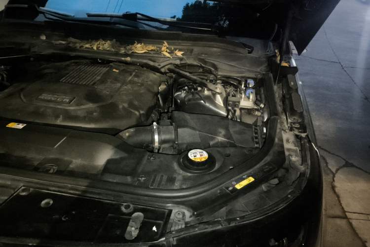 Used Land Rover Range 2013 3.0 TDV6 Vogue Engine Bay Left
