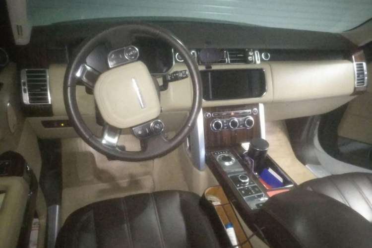 Used Land Rover Range 2013 3.0 TDV6 Vogue Center Console