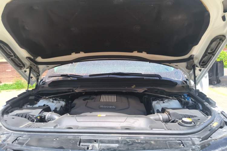 Used Land Rover Range 2013 3.0 TDV6 Vogue Engine Bay