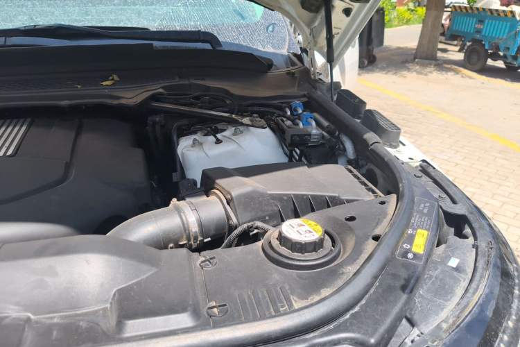 Used Land Rover Range 2013 3.0 TDV6 Vogue Engine Bay Left