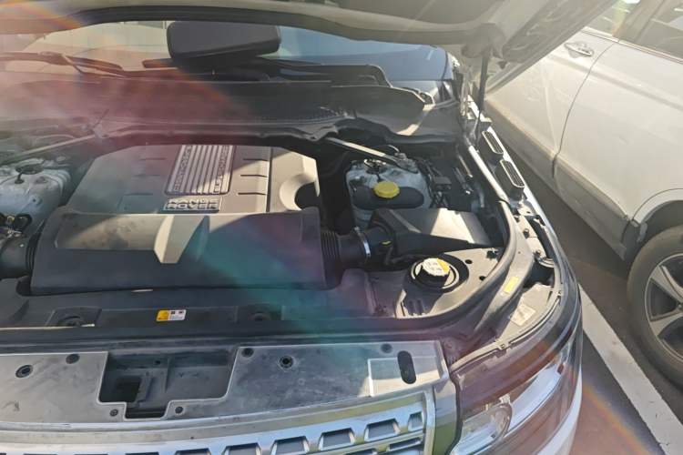 Used Land Rover Range 2013 5.0 SC V8 Vogue SE Engine Bay Left