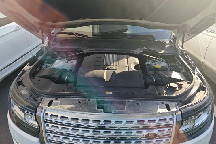 Used Land Rover Range 2013 5.0 SC V8 Vogue SE Engine Bay