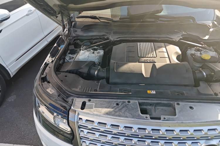 Used Land Rover Range 2013 5.0 SC V8 Vogue SE Engine Bay Right