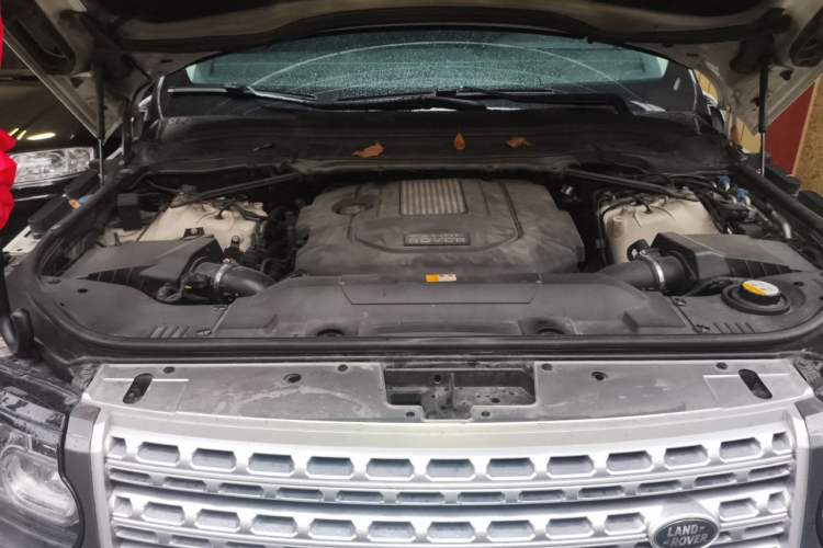 Used Land Rover Range 2013 3.0 TDV6 Vogue Engine Bay