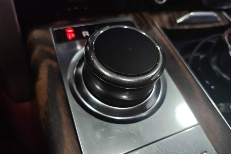 Used Land Rover Range 2013 5.0 SC V8 Vogue SE Gear Lever