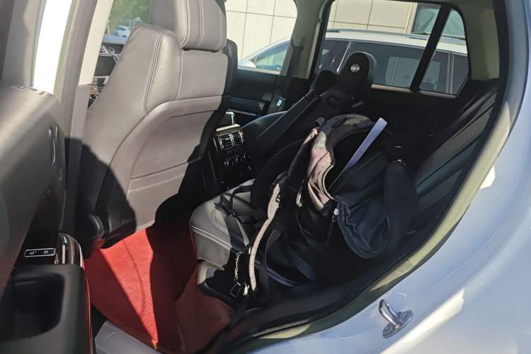 Used Land Rover Range 2013 5.0 SC V8 Vogue SE Left Rear Seat
