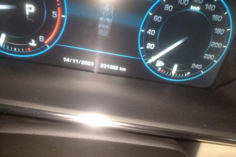 Used Land Rover Range 2013 3.0 TDV6 Vogue Odometer Close Up