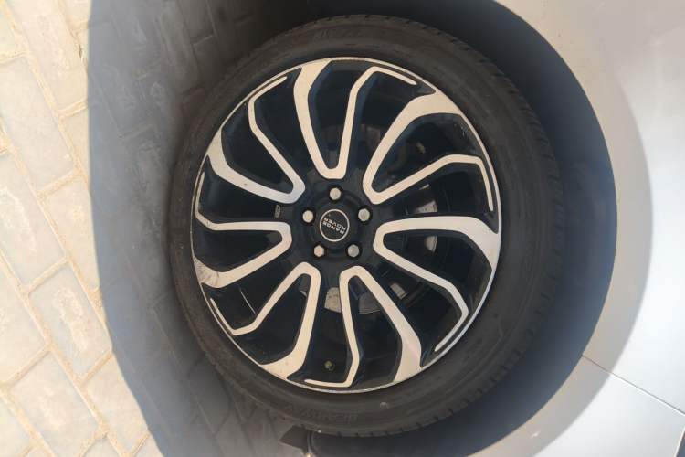 Used Land Rover Range 2013 3.0 TDV6 Vogue Right Front Wheel Hub