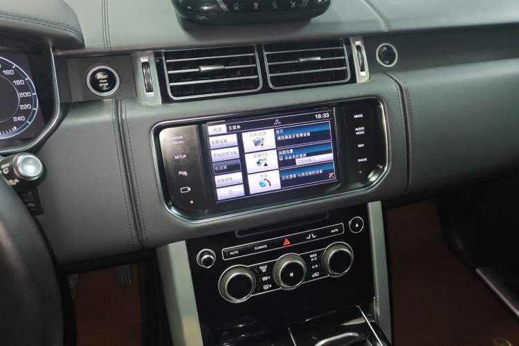 Used Land Rover Range 2014 3.0 TDV6 Vogue SE Audio And AC Panel