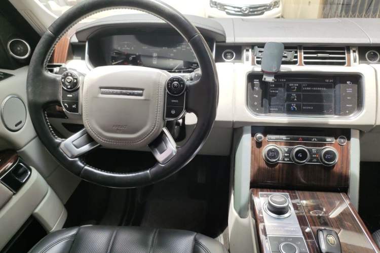 Used Land Rover Range 2014 3.0 SC V6 Vogue Center Console