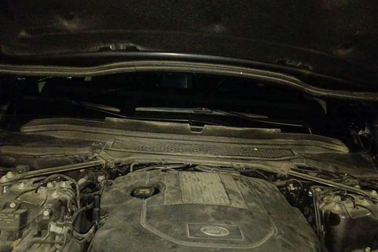 Used Land Rover Range 2014 3.0 TDV6 Vogue Engine Bay