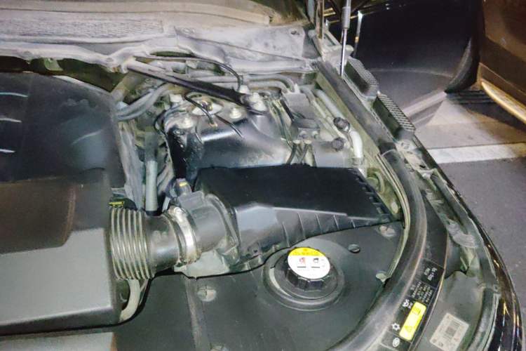 Used Land Rover Range 2014 Revised 3.0 SC V6 Vogue Engine Bay Left