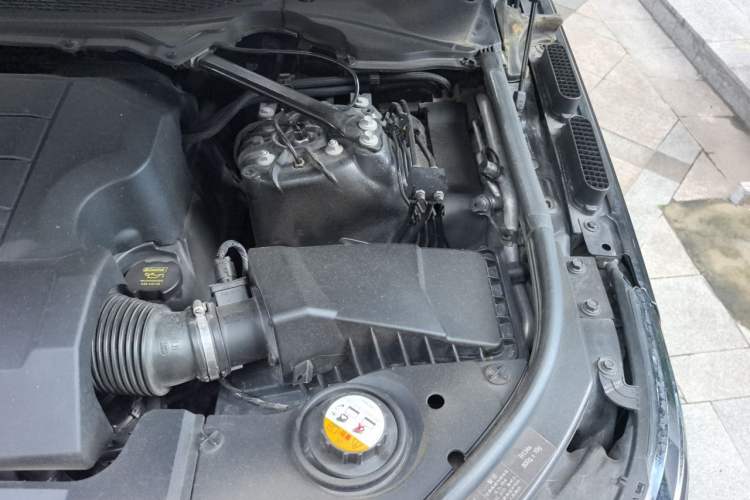 Used Land Rover Range 2014 Revised 3.0 SC V6 Vogue Engine Bay Left