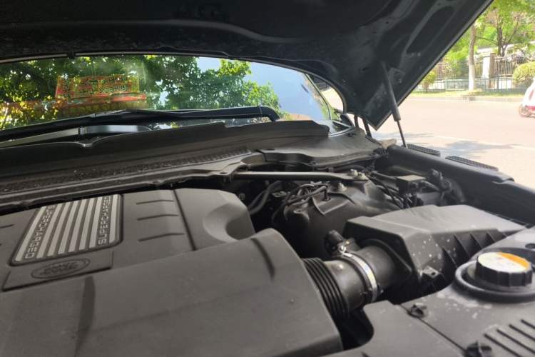 Used Land Rover Range 2014 Revised 3.0 SC V6 Vogue Engine Bay Left