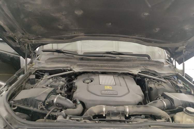 Used Land Rover Range 2014 3.0 TDV6 Vogue SE Engine Bay