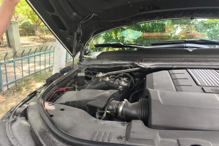 Used Land Rover Range 2014 Revised 3.0 SC V6 Vogue Engine Bay Right