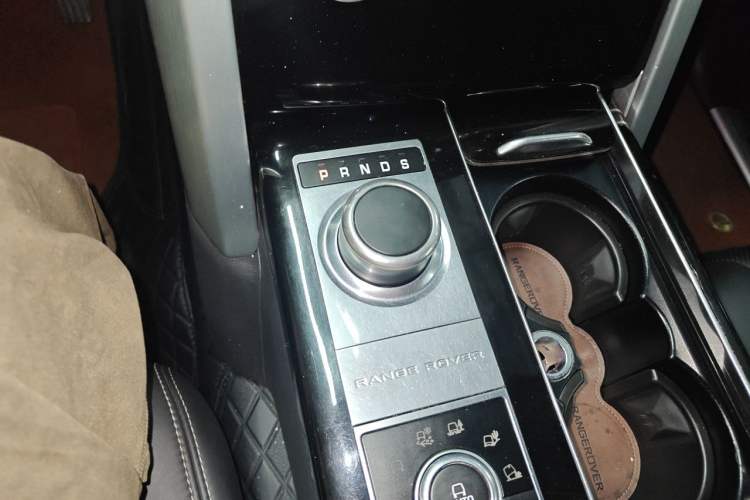 Used Land Rover Range 2014 3.0 TDV6 Vogue SE Gear Lever