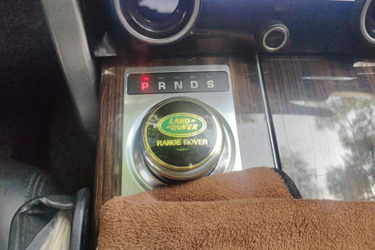 Used Land Rover Range 2014 3.0 TDV6 Vogue Gear Lever