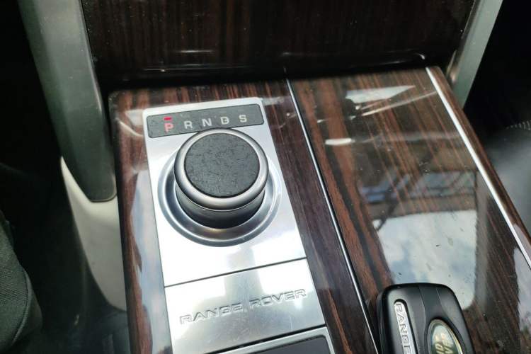 Used Land Rover Range 2014 3.0 SC V6 Vogue Gear Lever