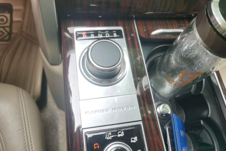 Used Land Rover Range 2014 Revised 3.0 SC V6 Vogue Gear Lever