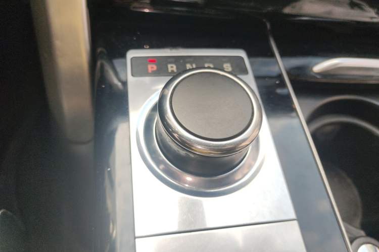 Used Land Rover Range 2014 3.0 TDV6 Vogue SE Gear Lever