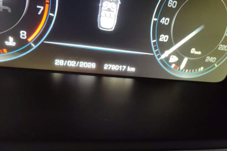 Used Land Rover Range 2014 3.0 SC V6 Vogue Odometer Close Up