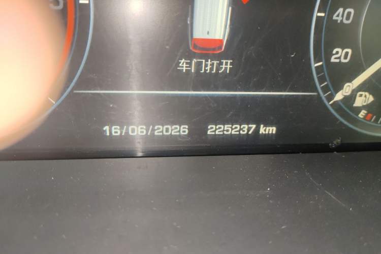 Used Land Rover Range 2014 3.0 TDV6 Vogue SE Odometer Close Up