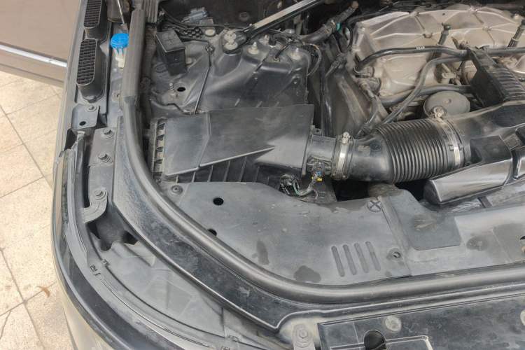 Used Land Rover Range 2014 Revised 3.0 SC V6 Vogue Engine Bay Right