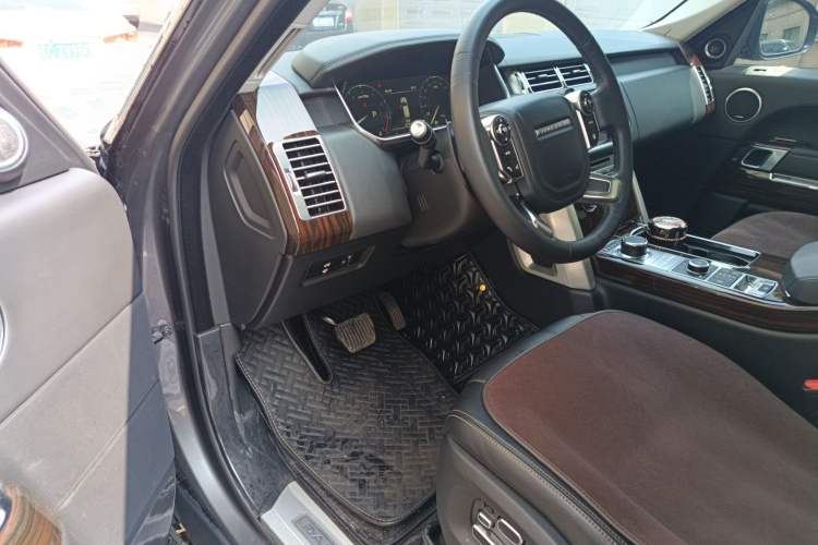 Used Land Rover Range 2014 3.0 SC V6 Vogue SE Interior 3