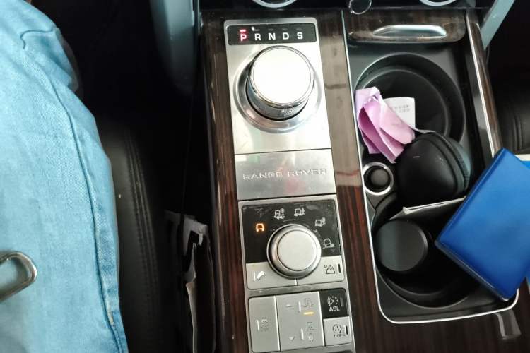 Used Land Rover Range 2014 Revised 3.0 SC V6 Vogue Gear Lever