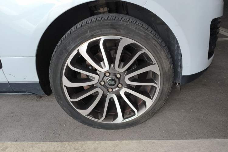 Used Land Rover Range 2014 Revised 3.0 SC V6 Vogue Right Front Wheel Hub